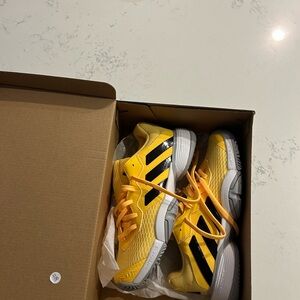 New Adidas juniors Barricade tennis shoes 1.5
